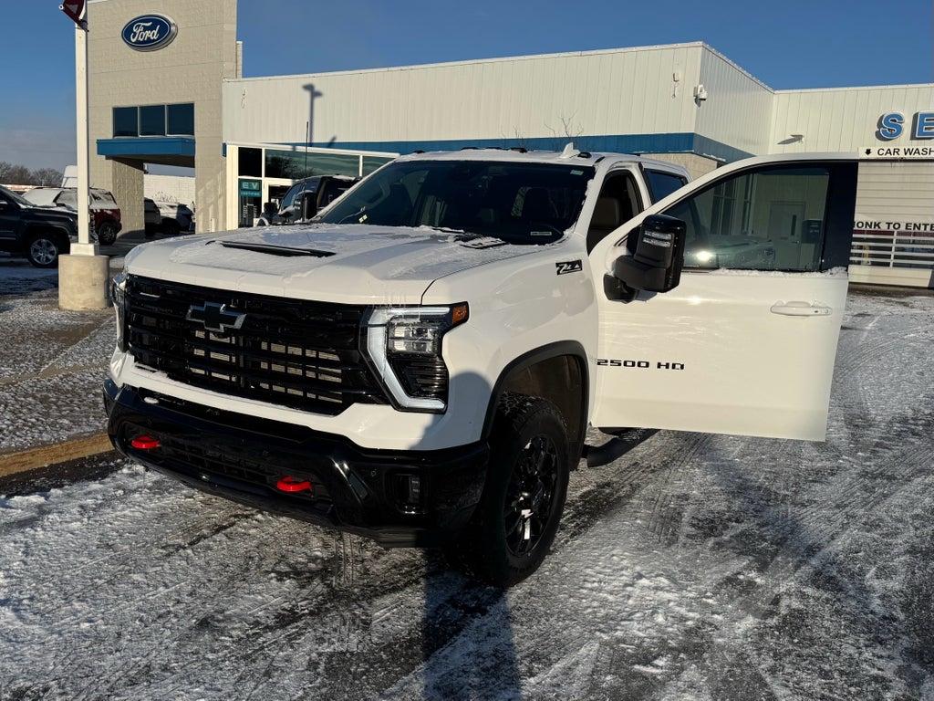 2025 Chevrolet Silverado LTZ Crew Cab 4WD